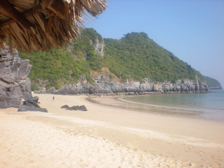 cat co beach cat ba island