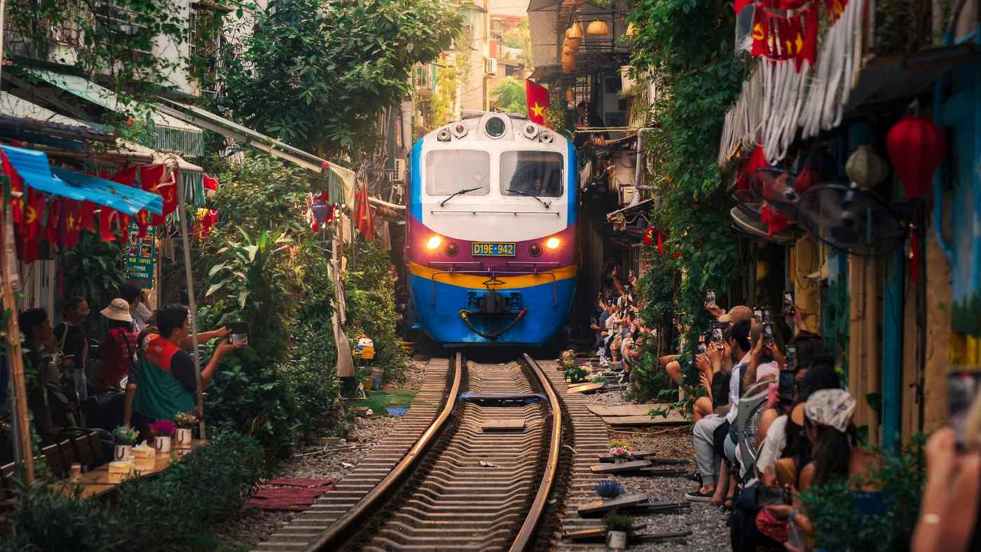 train street hanoi