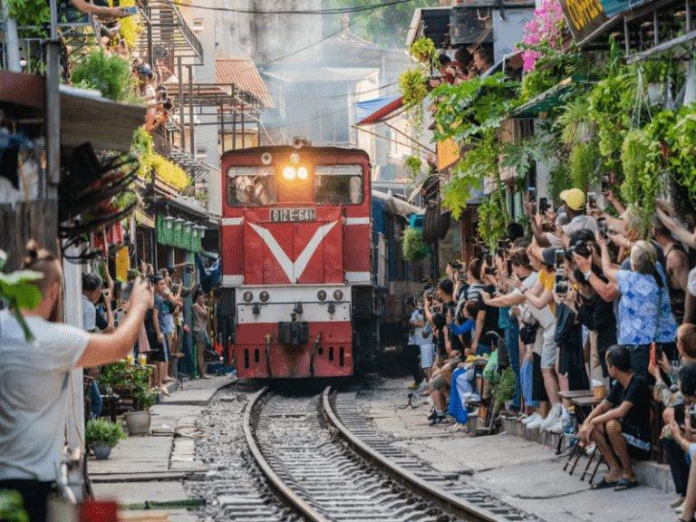 train street hanoi