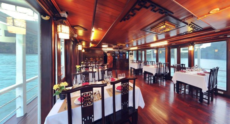 renea cruise bai tu long bay